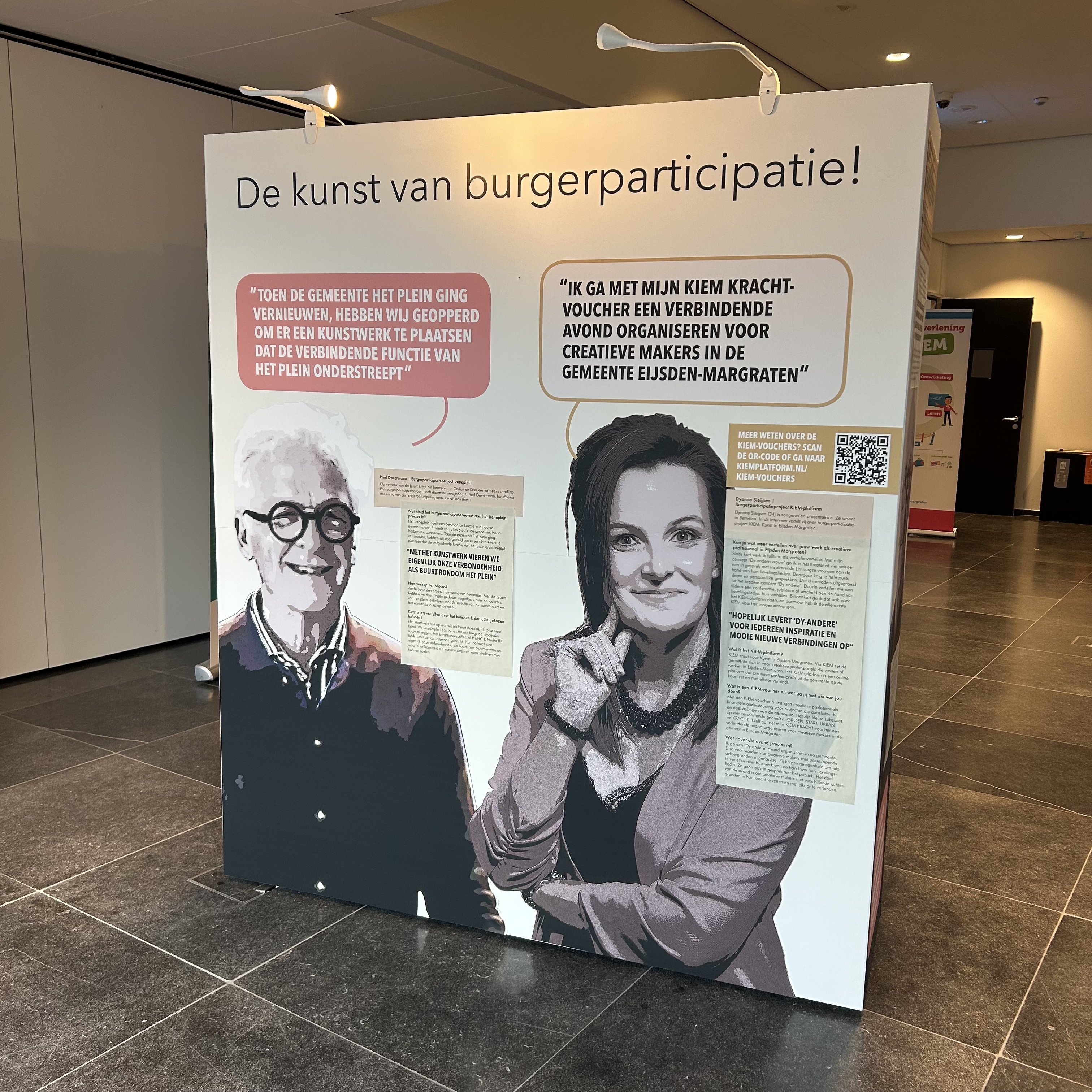 Banner in hal raadhuis met twee mensen en tekstballonnen